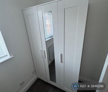 1 bedroom in a flat share to rent - Photo 2