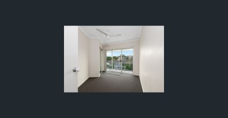 Bright Top-Floor Apartment in a Quiet, Convenient Location - Photo 3