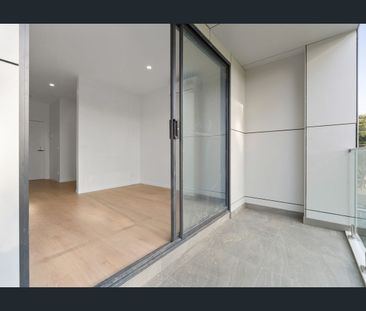 **Nearly New Studio - 2nd Floor with Balcony Overlooking Gardens - Walk to Shops - Photo 5