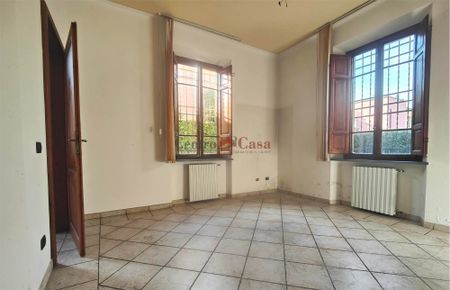 Luminoso appartamento piano terra con 2 camere e resede privata - Photo 2