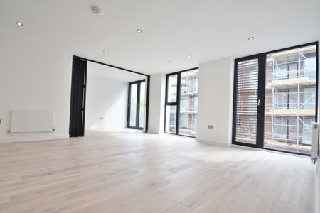 49 Station Road, 49 Station Road, Gerrards Cross,SL9 - Photo 3