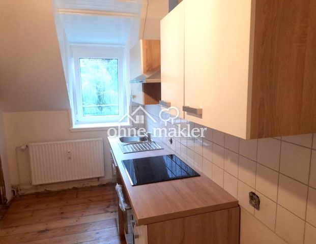 Frisch renoviert! Zentrale 2-Zimmer-Dachgeschoss-Wohnung mit Einbauküche in Flensburg - Photo 1