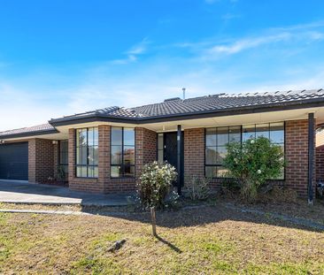 Charming 3-Bedroom Home in Roxburgh Park - Photo 6