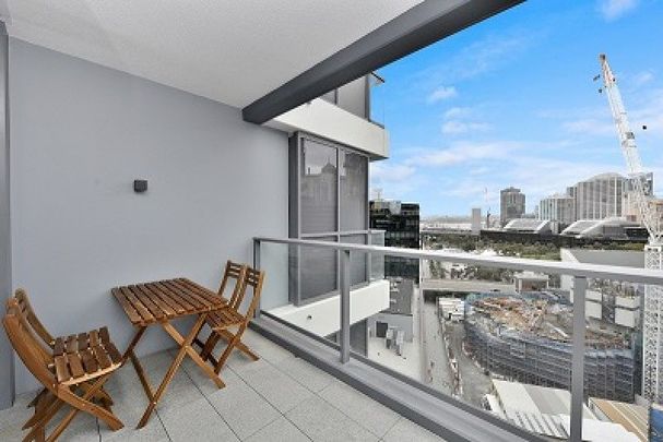 Unbeatable location from amazing unfurnished Darling Harbour apartment - Photo 1