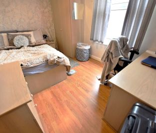 5 bedroom House in Harold Grove, Leeds - Photo 5