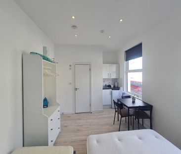 Studio Flat, Rock St, N4 - Photo 1