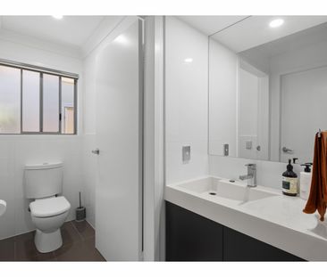 15 Bombala Street, Broadbeach Waters QLD 4218 - House For Rent | Do... - Photo 2