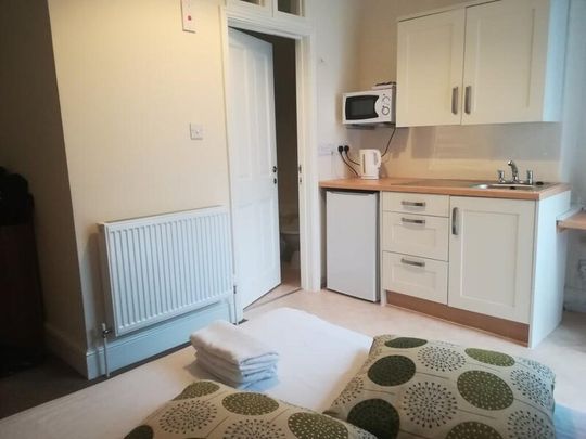 1 bedroom in a house share to rent - Photo 1