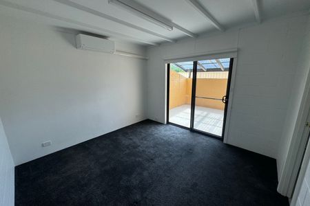 SPACIOUS 5 BEDROOM HOME WITH POOL, SPA & MULTIPLE LIVING AREAS! - Photo 5