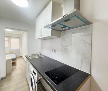 1 bedroom in a house share to rent - Photo 3