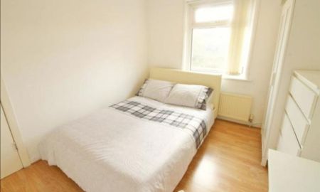 Ravenscliffe Avenue Room 4 - Photo 3