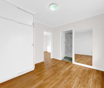 Light-Filled Apartment with Retro Charm and Modern Comforts - Photo 6