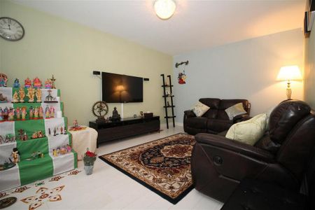 5 bedroom detached house to rent - Photo 2