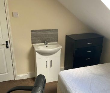 1 bedroom in a house share to rent - Photo 2