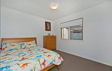 For Lease: Modern Family Living in the Heart of Upper Coomera! - Photo 4