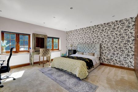 Available to let is this spectacular family home, in great location, set in an acre of gardens, with tennis court and in and out driveway. - Photo 5