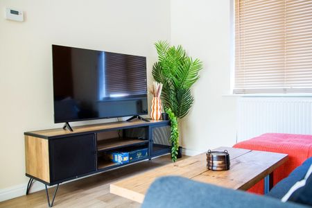 3 Bed Detached House, Rolls Crescent, M15 - Photo 3