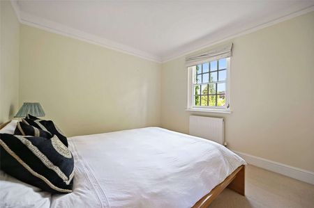 This spacious six be droom family home is neutrally decorated throughout and located in the sought after Moor Park private estate. - Photo 5