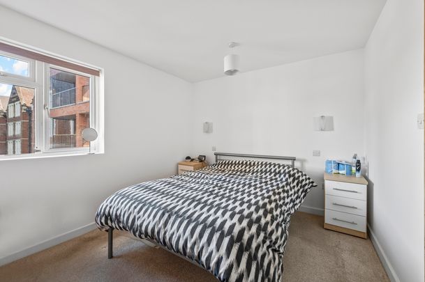 Coombe Lane, SW20, London - Photo 1