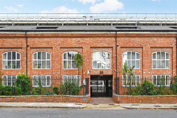 A bright and beautifully presented three bedroom, three bathroom apartment with a south facing terrace. - Photo 1