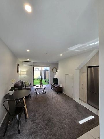 Furnished 1-bedroom spacious townhouse - Photo 2