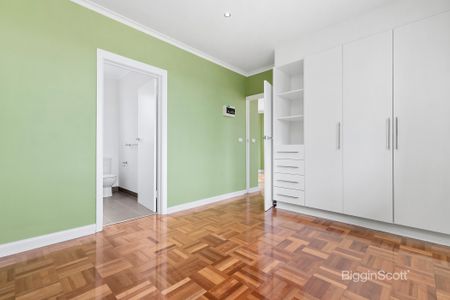 Sun Filled Richmond Hill Apartment With Incredible City Views - Photo 2