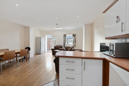 6 Bed Student Accommodation - Photo 3