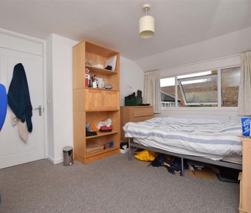 4 bedroom end of terrace house to rent - Photo 4