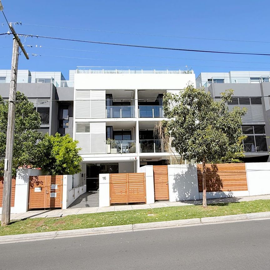 Spacious 2-Bedroom 2-Bathroom Apartment with Large Balcony in Bentleigh - Photo 1