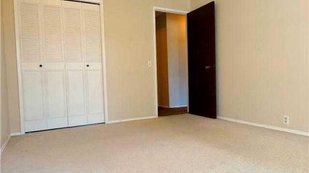 2 Bed Condo | Backing Onto Green Space | Heat & Water Included | Pets Negotiable. - Photo 4