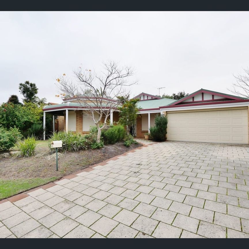 Spacious 4-Bedroom Family Home with Multiple Living Areas in Thornlie - Photo 2