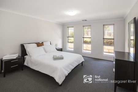 FAMILY LIVING - Photo 3