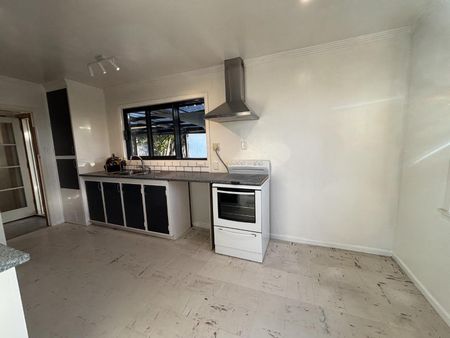 Renovated four-bedroom family home - Photo 2