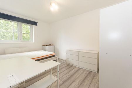 4 bedroom flat to rent - Photo 4