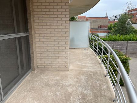 ruim instapklaar twee slaapkamer appartement met groot zongericht terras & gelijkvloerse garage - Photo 4