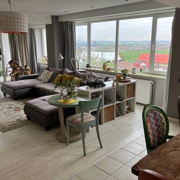 Bright Two-Bedroom Flat with Views - Photo 1