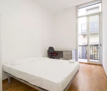 Room in a shared 11-bedroom apartment for rent in El Gòtic, all bills included. - Photo 6