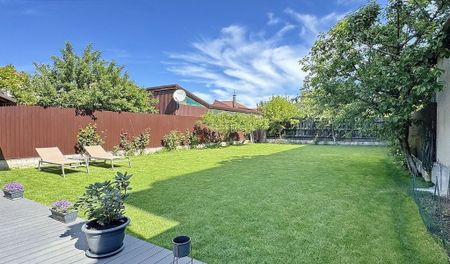 Casa si curte generoasa, usor accesibila - Fotografie 4