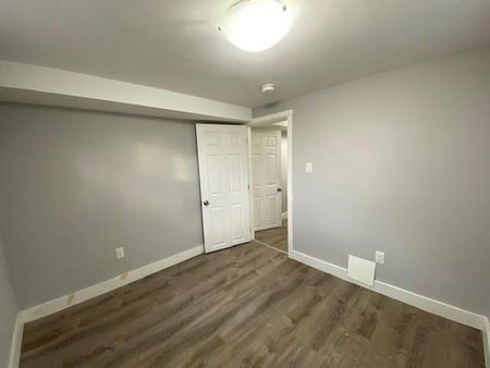 892 Victoria - Lower Unit - Renovated 2 Bedroom Basement Suite - Photo 3