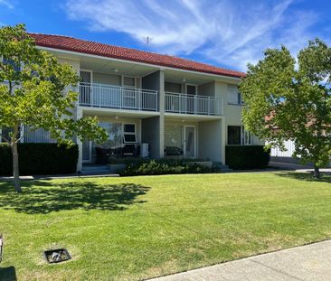 Cute as a Button - Sunny 2 Bedroom Apartment - Photo 6