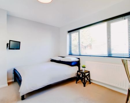 6 Bedrooms 2 bathrooms - Photo 5