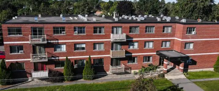 1080-1100 Boulevard de Montarville | 1080 Boulevard de Montarville, Boucherville - Photo 1