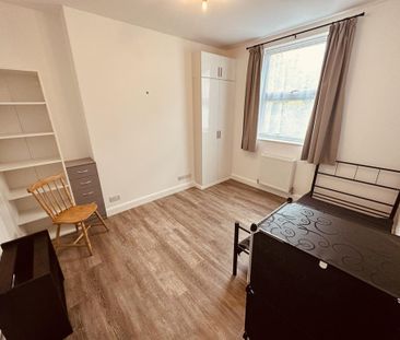 3 bedroom flat to rent - Photo 5