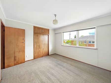 Convenient 2-Bedroom Front Unit in New Windsor - Photo 5