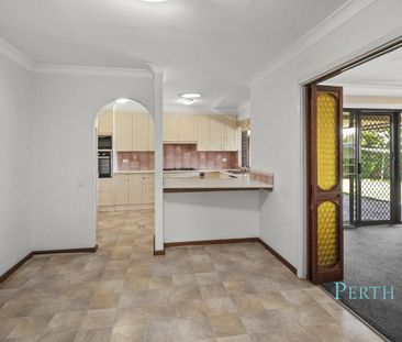 Comfortable Three-Bedroom Residence Near Schools & Shops!! - Photo 3