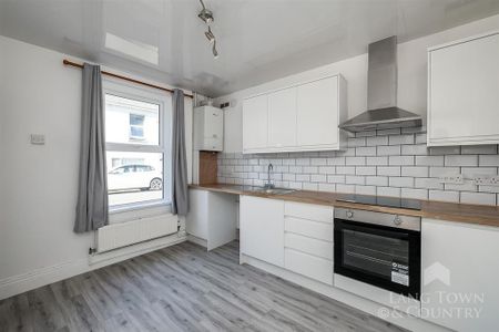 3 bedroom end of terrace house to rent - Photo 2