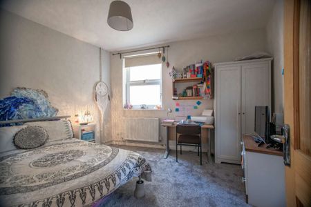 Remodelled and furnished to the highest standard - Photo 3