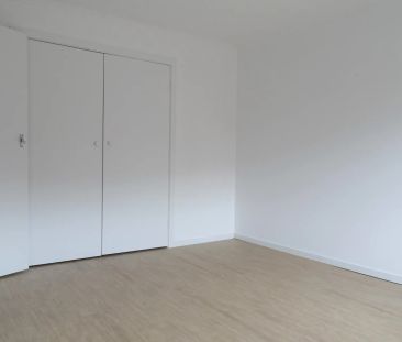 Spacious Renovated Unit - Photo 5