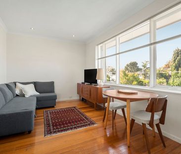 Bright & Breezy Top-Floor Gem in St Kilda East! - Photo 2