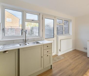 3 bedroom terraced house to rent - Photo 2